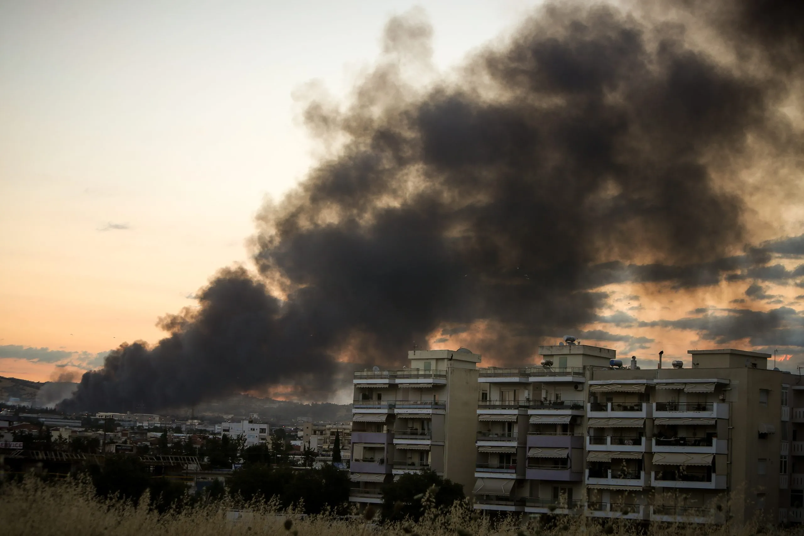 Πυροσβέστες κατασβήνουν φωτιά σε εργοστάσιο στο Ωραιόκαστρο