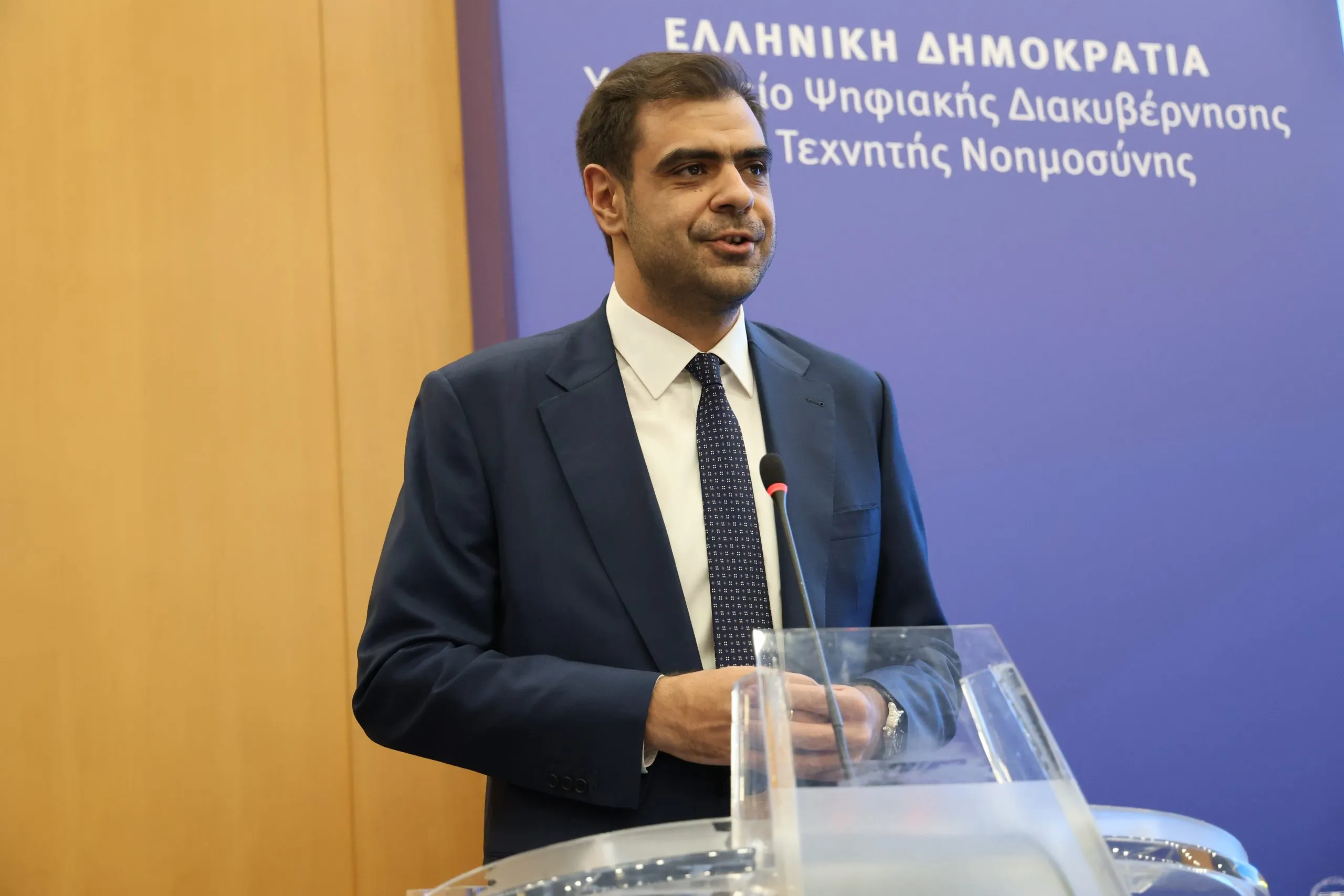 Ο Μητσοτάκης και ο Ανδρουλάκης στη Βουλή για τη 13η σύνταξη