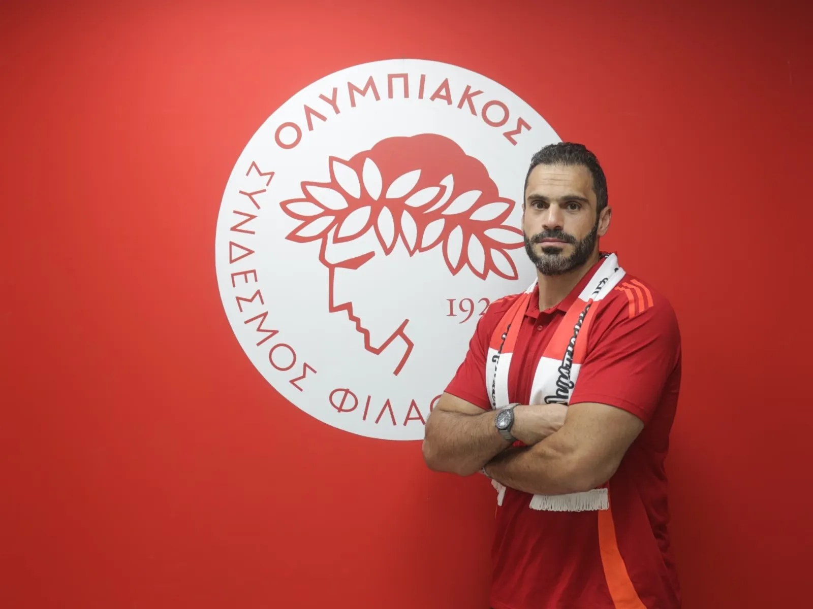 Ο Καρίμ Εντάουι με τη φανέλα του Ολυμπιακού στο χάντμπολ