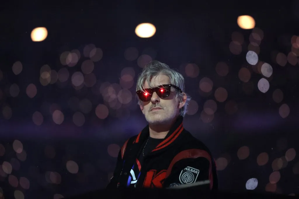 Ο DJ Kavinsky σε συναυλία με μικρόφωνο και ηχητικό εξοπλισμό