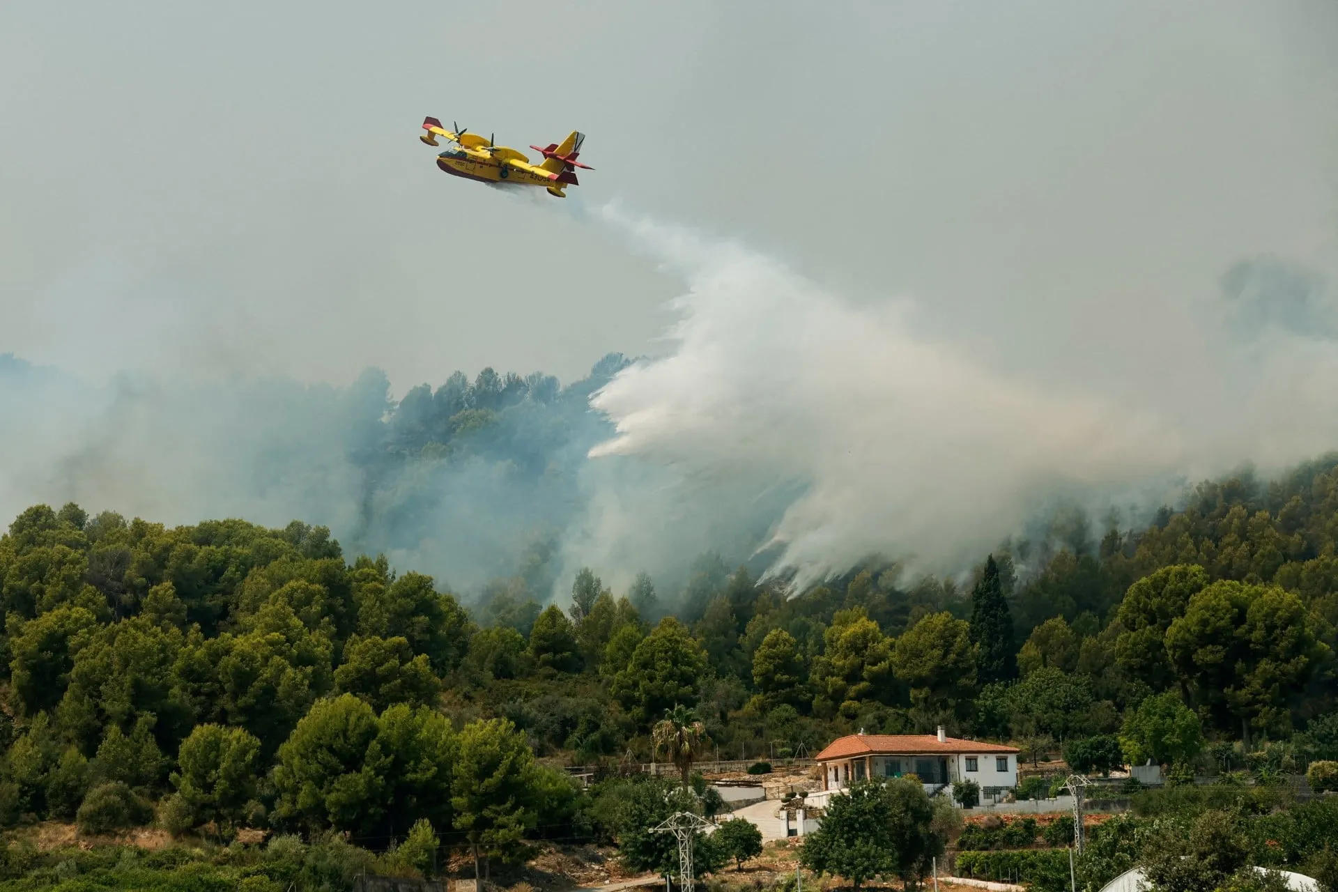 Πυρκαγιά με φλόγες και καπνό σε δασική έκταση στην Ισπανία