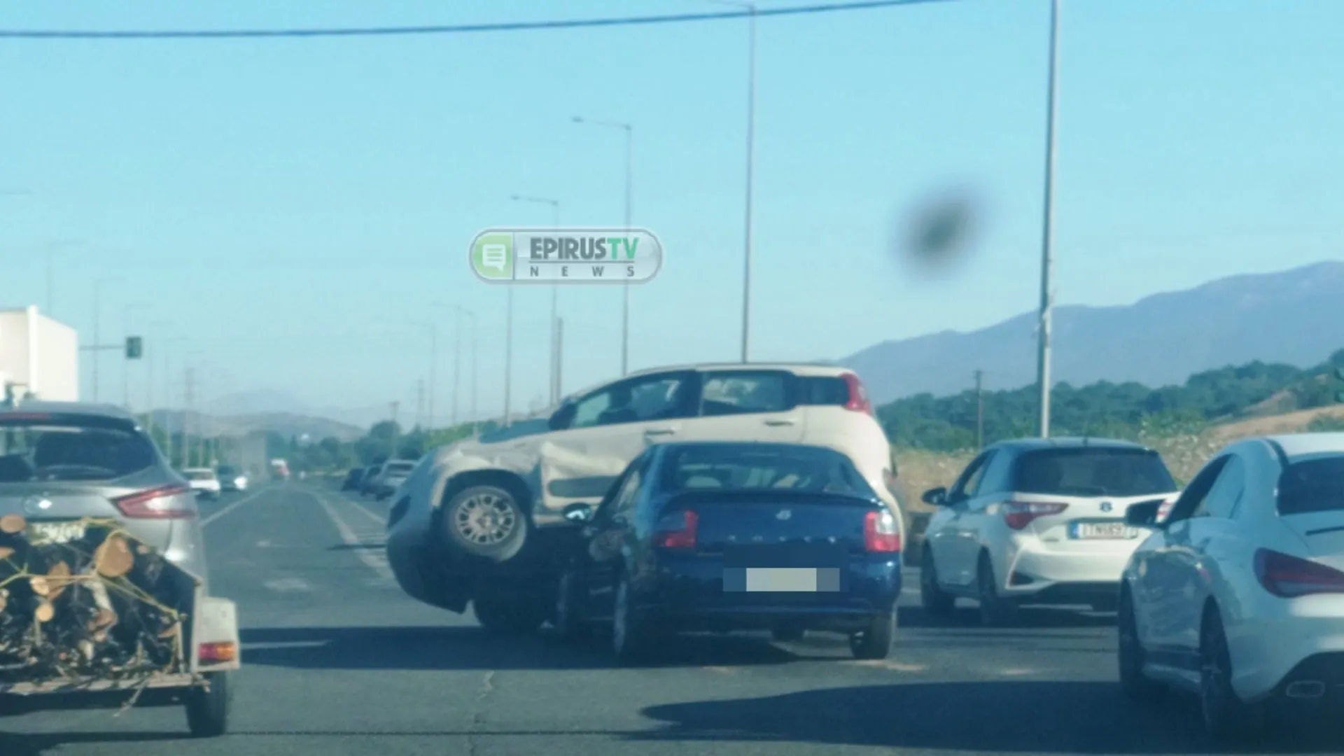 Αυτοκίνητο πάνω σε άλλο μετά από τροχαίο στα Ιωάννινα