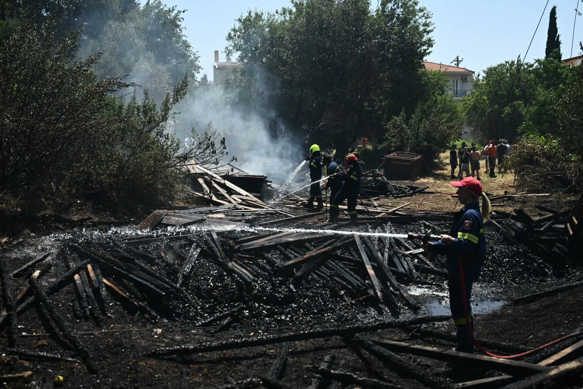 Πυροσβέστες σε πυρκαγιά στην Καβάλα κοντά σε οικοπεδικό χώρο