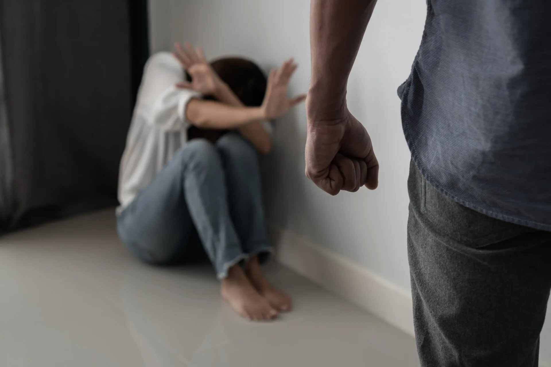 Δικαστήριο στη Βρετανία, σφυρί δικαιοσύνης σε αίθουσα