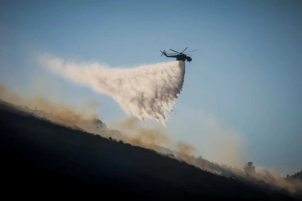 Πυροσβεστικό ελικόπτερο ρίχνει νερό σε φωτιά στο Δελβινάκι