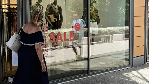Πινακίδα εκπτώσεων σε βιτρίνα καταστήματος το καλοκαίρι