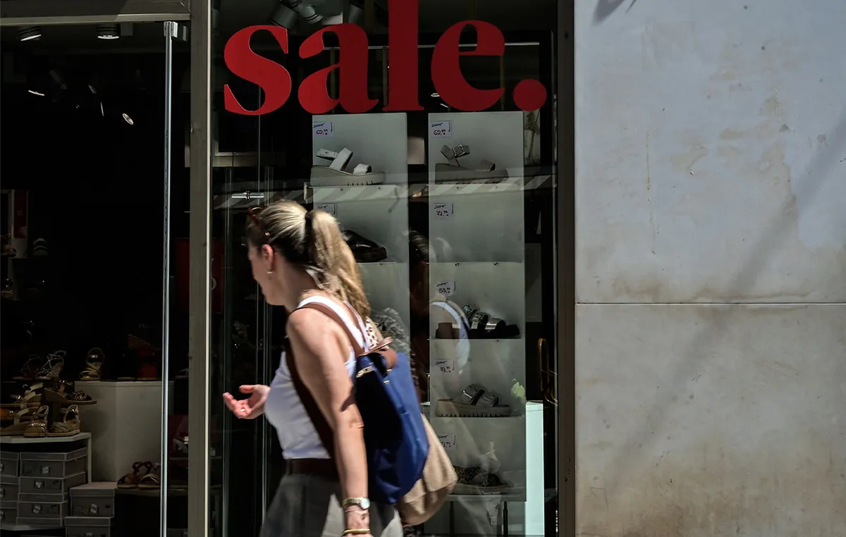 Βιτρίνα καταστήματος με πινακίδα θερινών εκπτώσεων
