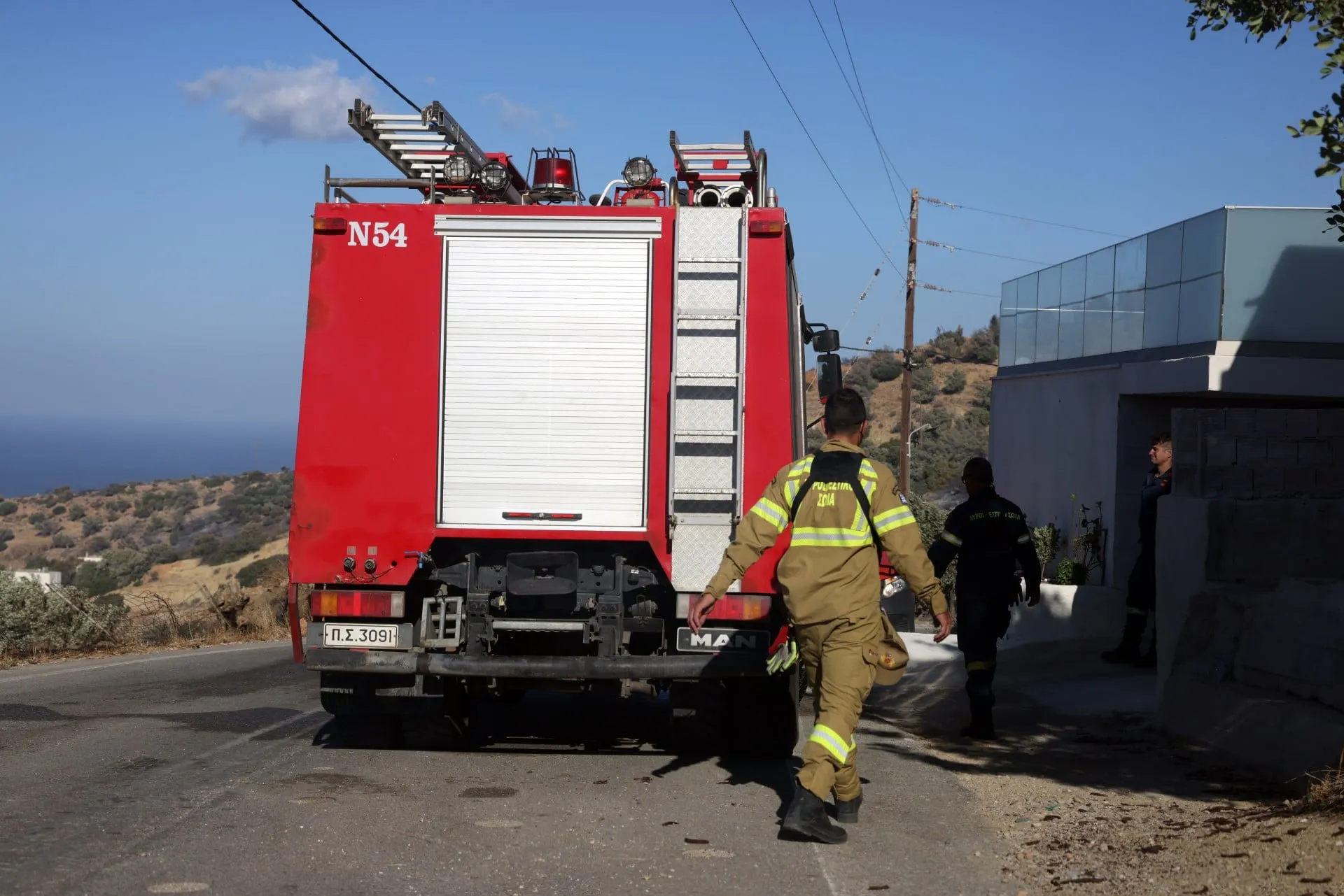 Πυροσβέστες επιχειρούν σε δασική πυρκαγιά στην Αττική