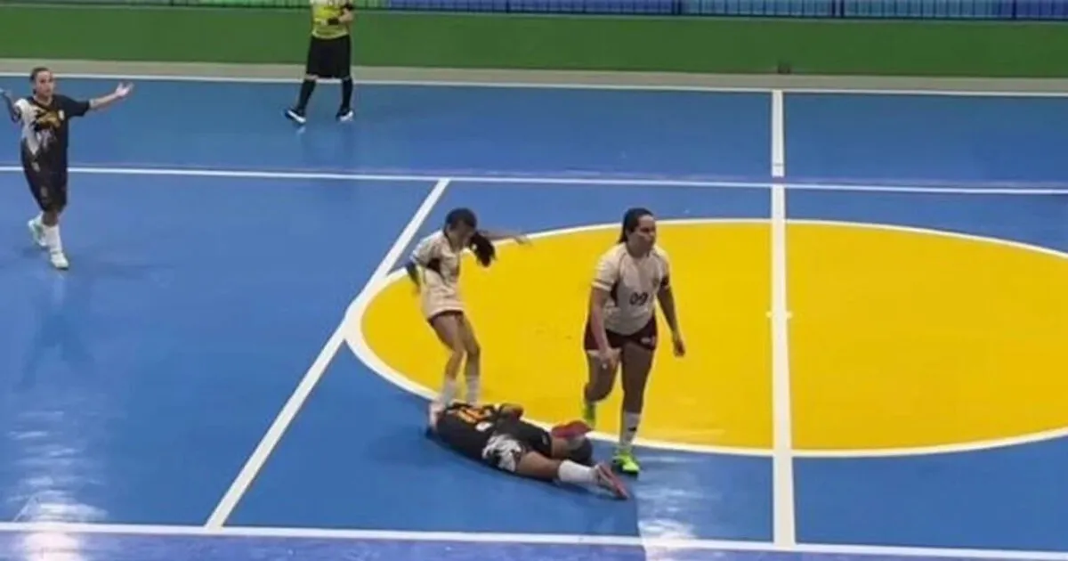 Παίκτρια futsal κλωτσάει πεσμένη αντίπαλο στο κεφάλι
