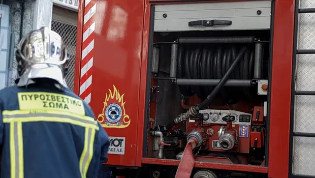 Πυροσβέστες επιχειρούν σε φωτιά διαμερίσματος στον Πειραιά