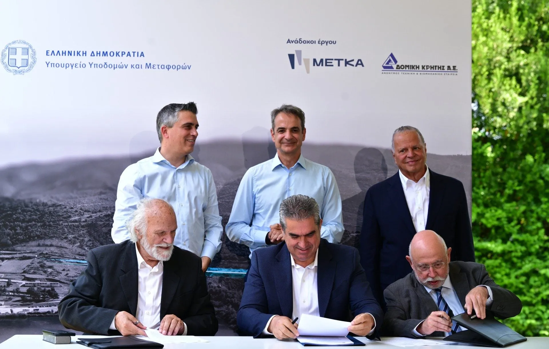 Μητσοτάκης στην υπογραφή σύμβασης του τριπλού κόμβου Σκαραμαγκά