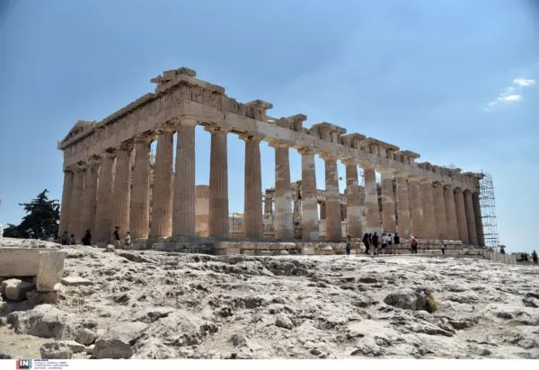Αστυνομικοί στη νότια είσοδο της Ακρόπολης μετά την επίθεση