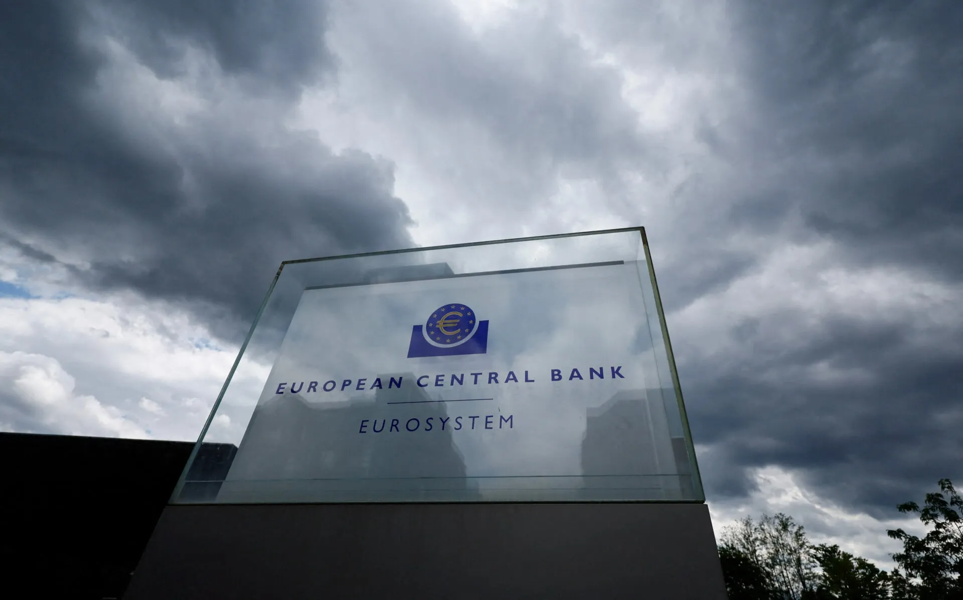Κτίριο ΕΚΤ με σύμβολα πετρελαίου και σύγκρουσης Ιράν