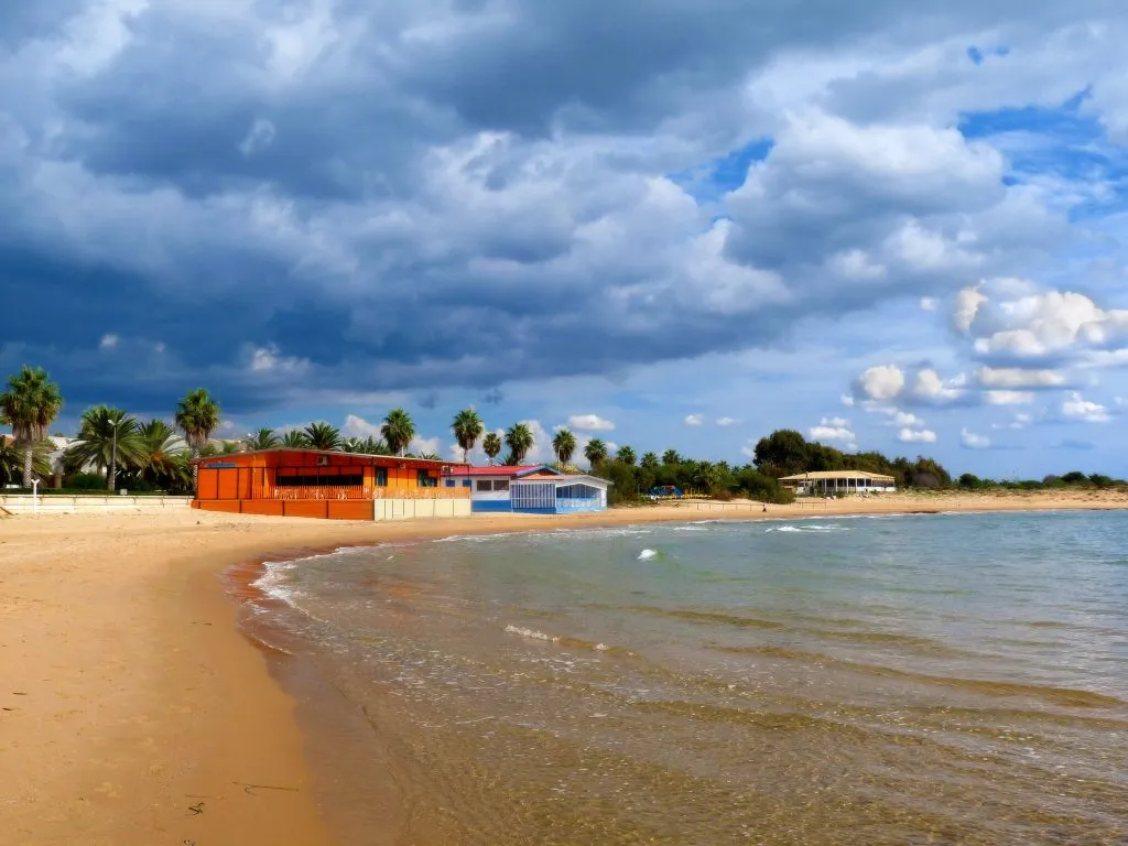 Χαρτονομίσματα στη θάλασσα στην παραλία Marina di Ragusa