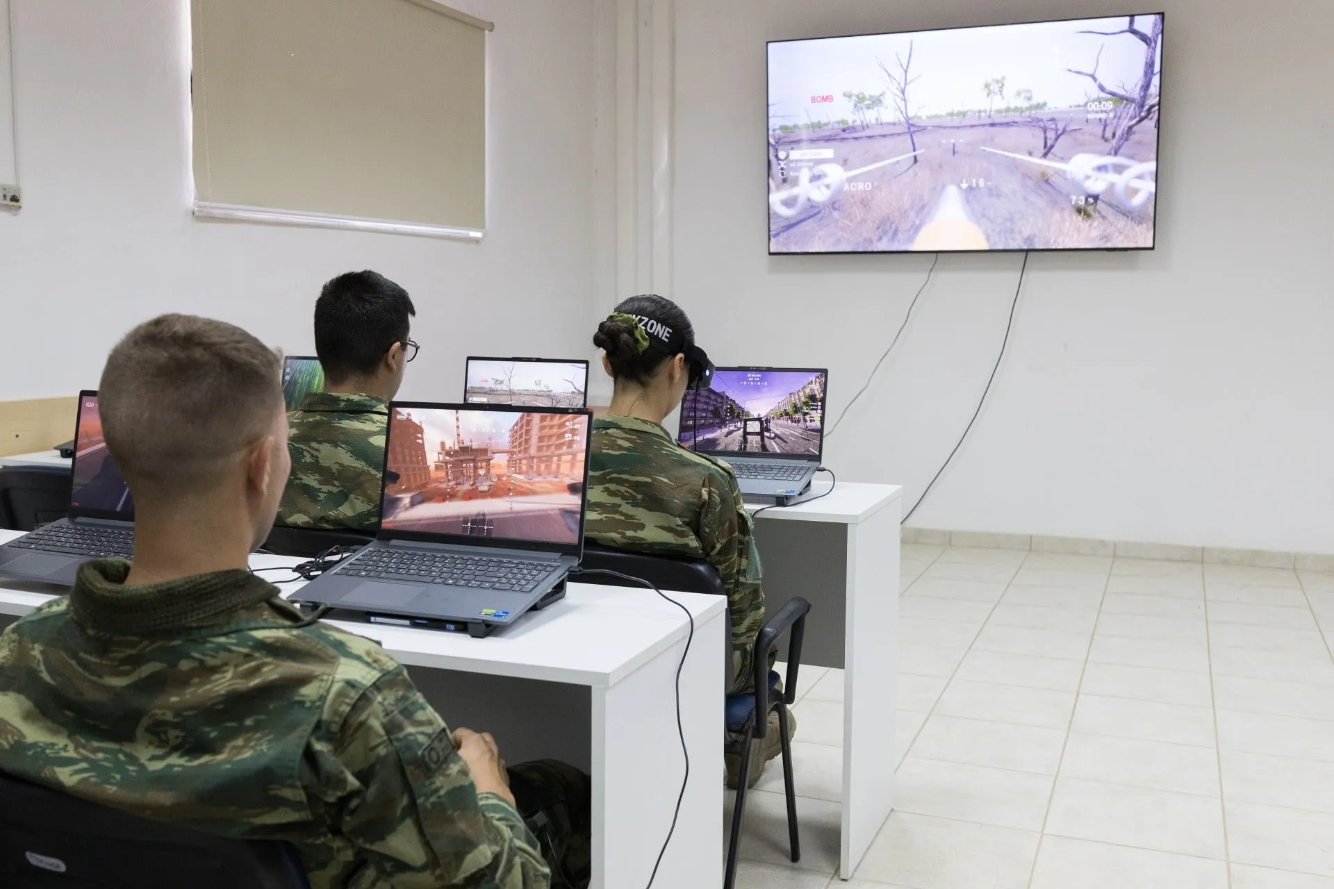 Στρατιώτης χειρίζεται drone σε στρατιωτική εκπαίδευση