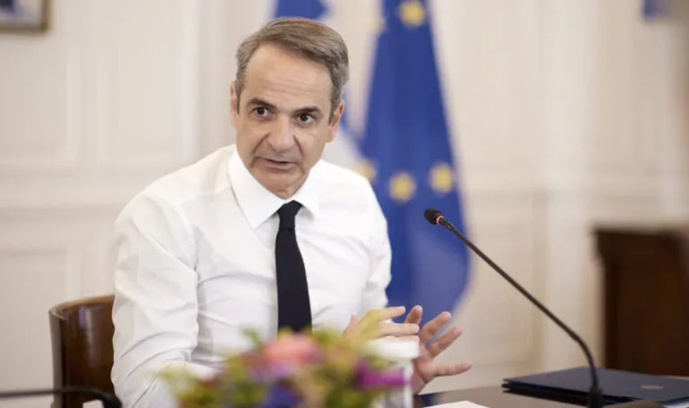 Ο Μητσοτάκης μιλά σε πολίτες στη Βόρεια Εύβοια