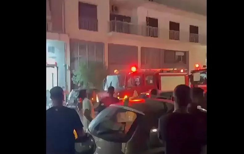 Πυροσβέστες επιχειρούν σε φωτιά διαμερίσματος στον Πειραιά