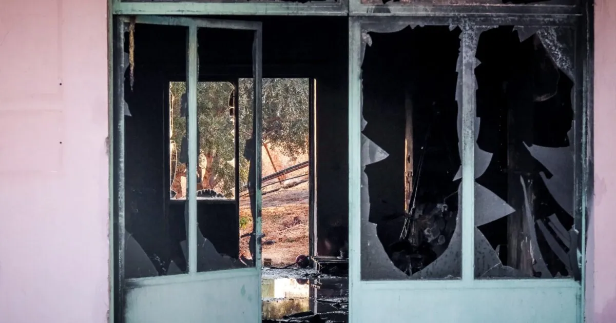 Πυροσβέστες επιχειρούν μετά από έκρηξη σε εργαστήριο στα Χανιά