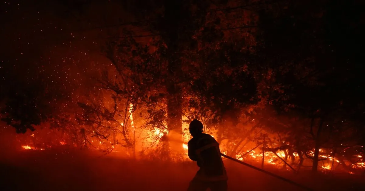 Εκκένωση κατοίκων με βάρκες από το Καπ Φερέ λόγω πυρκαγιάς