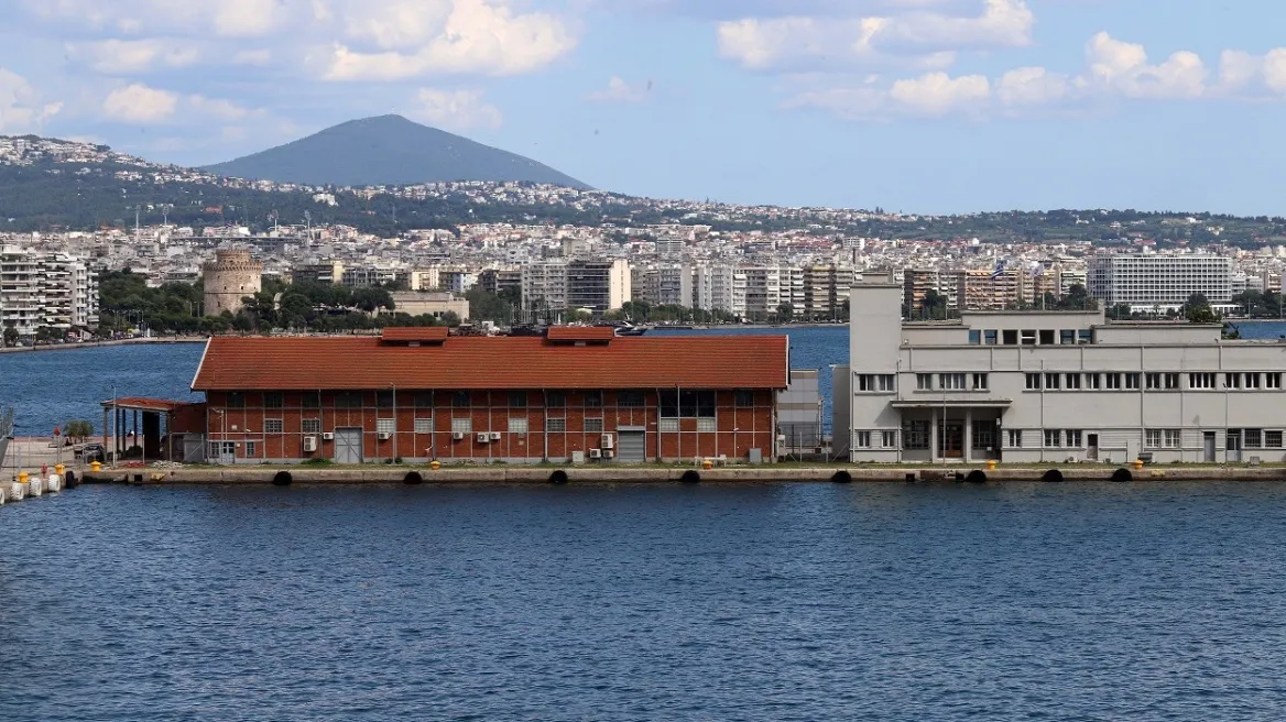 Αστυνομικό περιπολικό έξω από κτίριο του λιμενικού στη Θεσσαλονίκη
