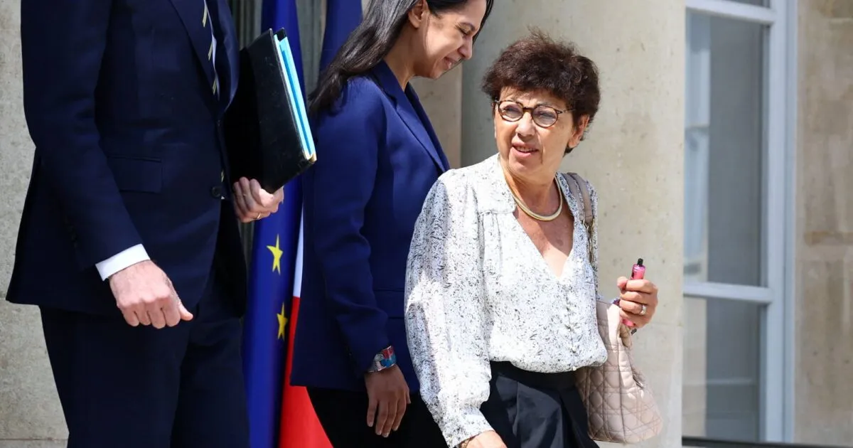 Η υπουργός Μονίκ Μπαρμπούτ ανακοινώνει την παραίτησή της