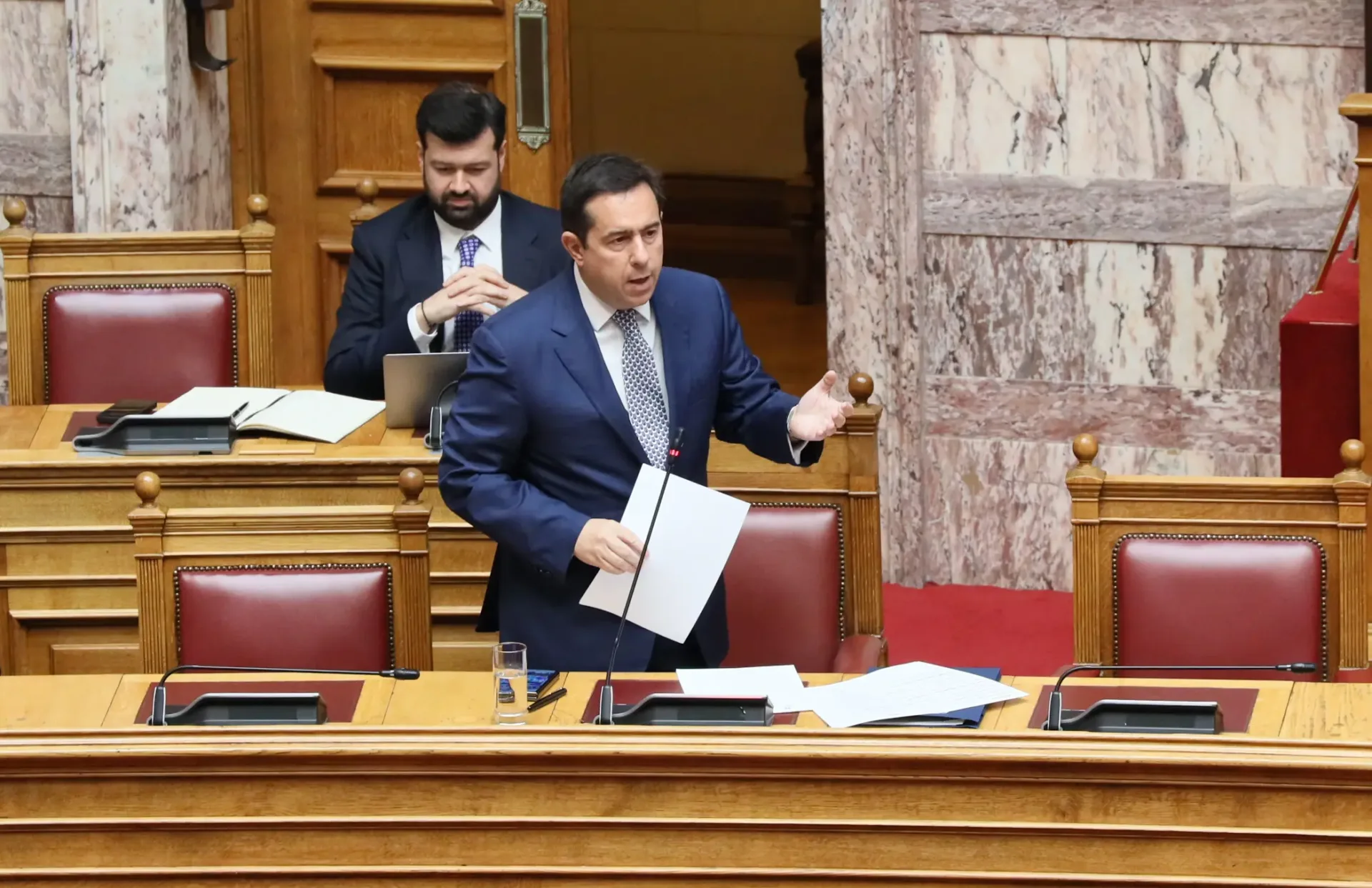 Ο Νότης Μηταράκης κατά τη διάρκεια κοινοβουλευτικής συνεδρίασης