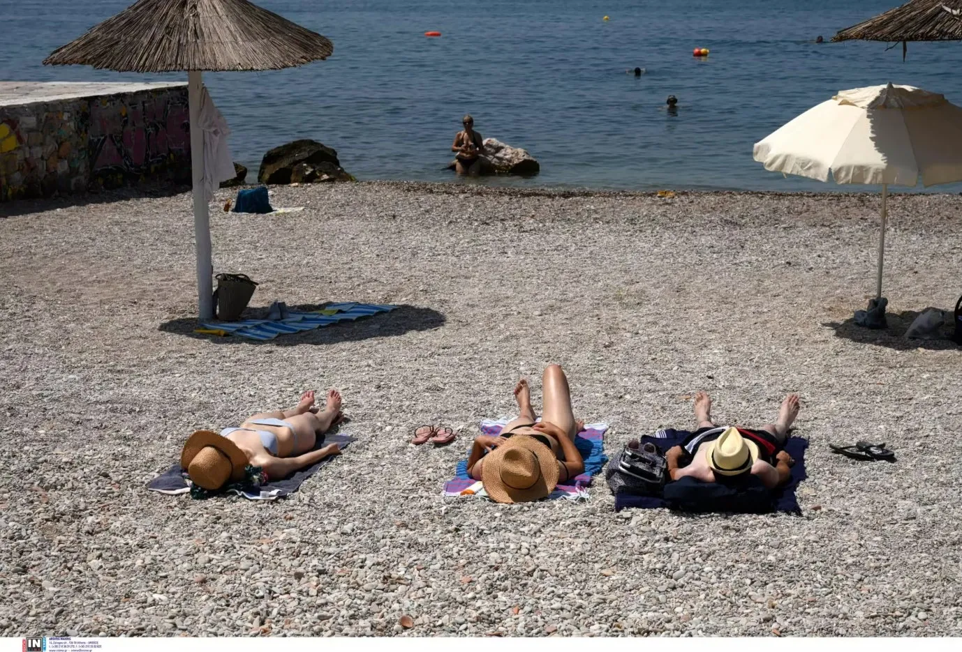 Θερμόμετρο δείχνει υψηλή θερμοκρασία κάτω από καλοκαιρινό ήλιο