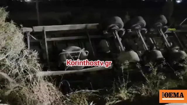 Ανατροπή νταλίκας σε χωράφι δίπλα στην εθνική οδό