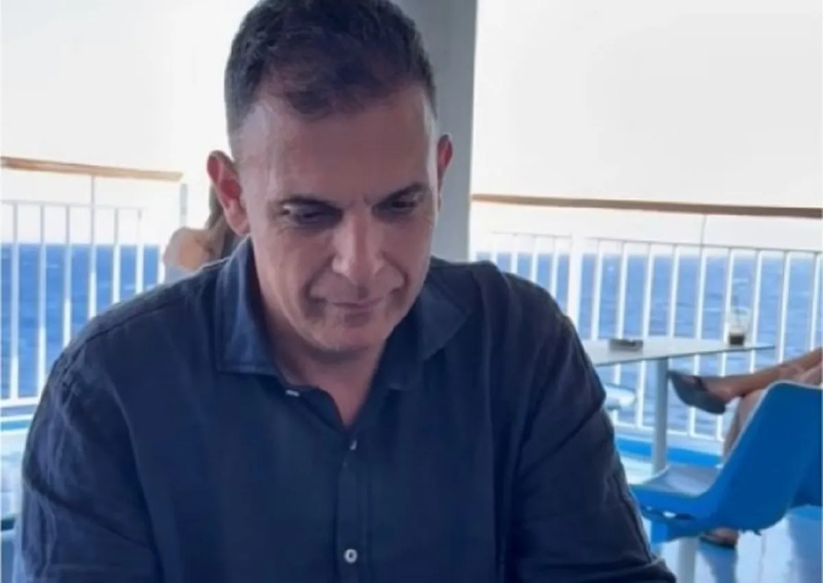 Ο Γιώργος Καραμέρος ανακοινώνει την εγγραφή του στην ΕΛΑΣ