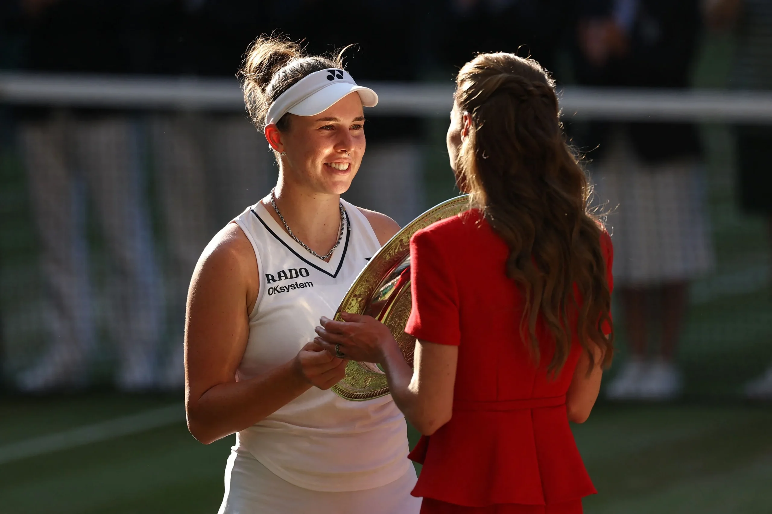 Η Λίντα Νόσκοβα πανηγυρίζει τον τίτλο στο Wimbledon