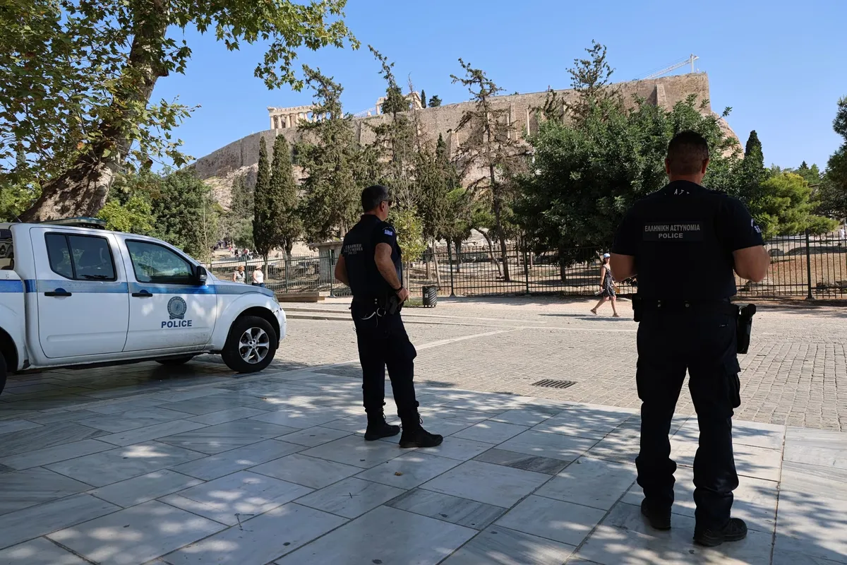 Αστυνομικός αποκλεισμός έξω από την Ακρόπολη μετά την επίθεση
