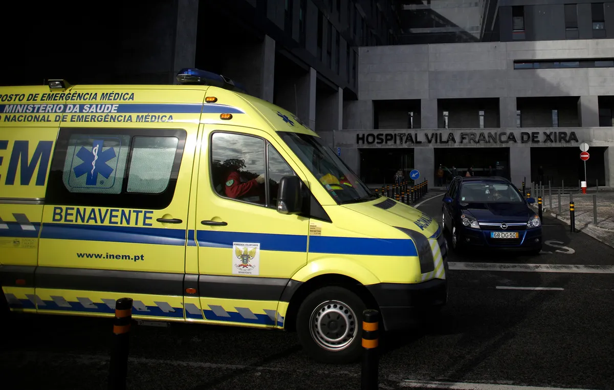 Σχολικό λεωφορείο σταθμευμένο έξω από βρεφονηπιακό σταθμό στην Πορτογαλία