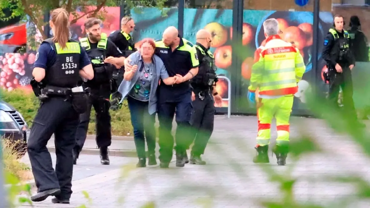 Αστυνομικοί έξω από σούπερ μάρκετ στο Βερολίνο κατά την ομηρεία