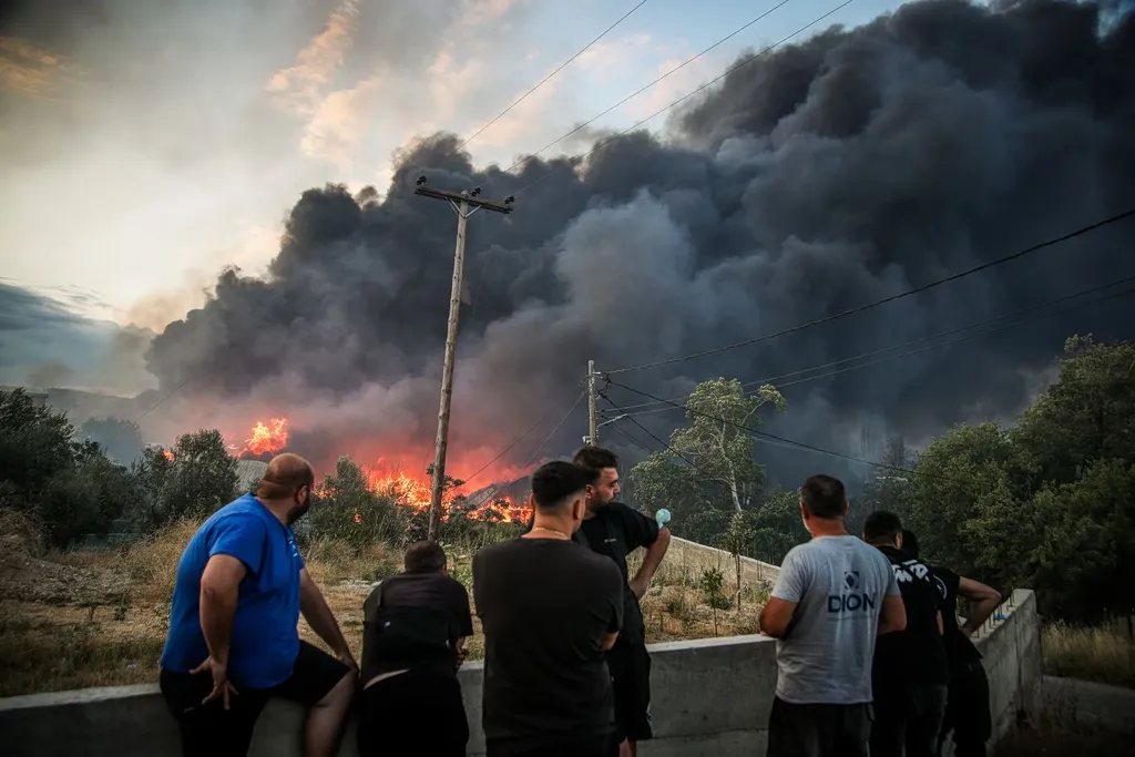 Μαύρος καπνός από φωτιά σε εργοστάσιο ανακύκλωσης