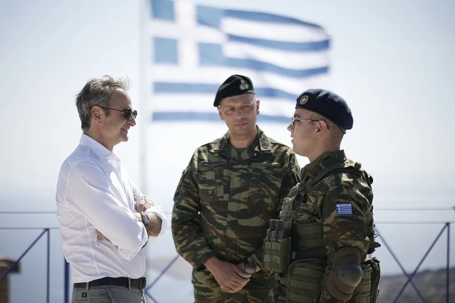 Ο Μητσοτάκης στο Αγαθονήσι με ελληνική σημαία