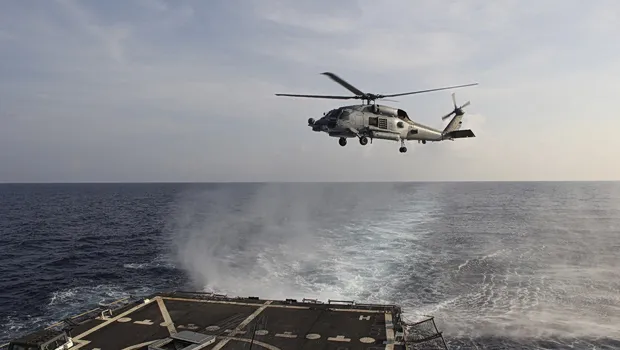 Αμερικανικό ελικόπτερο Seahawk πάνω από αεροπλανοφόρο στη θάλασσα