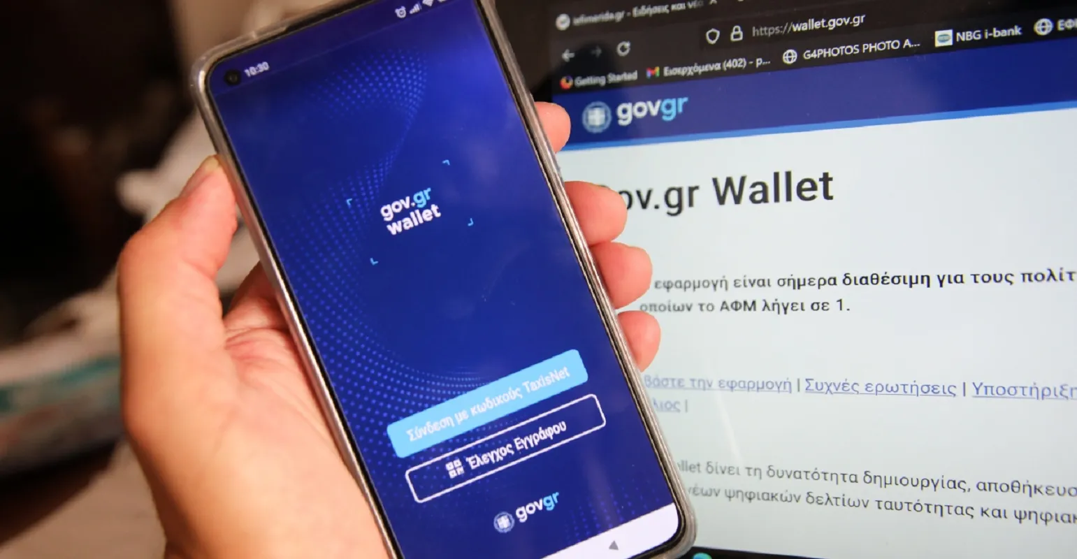 Οθόνη κινητού με την εφαρμογή Gov.gr Wallet και διαβατήριο