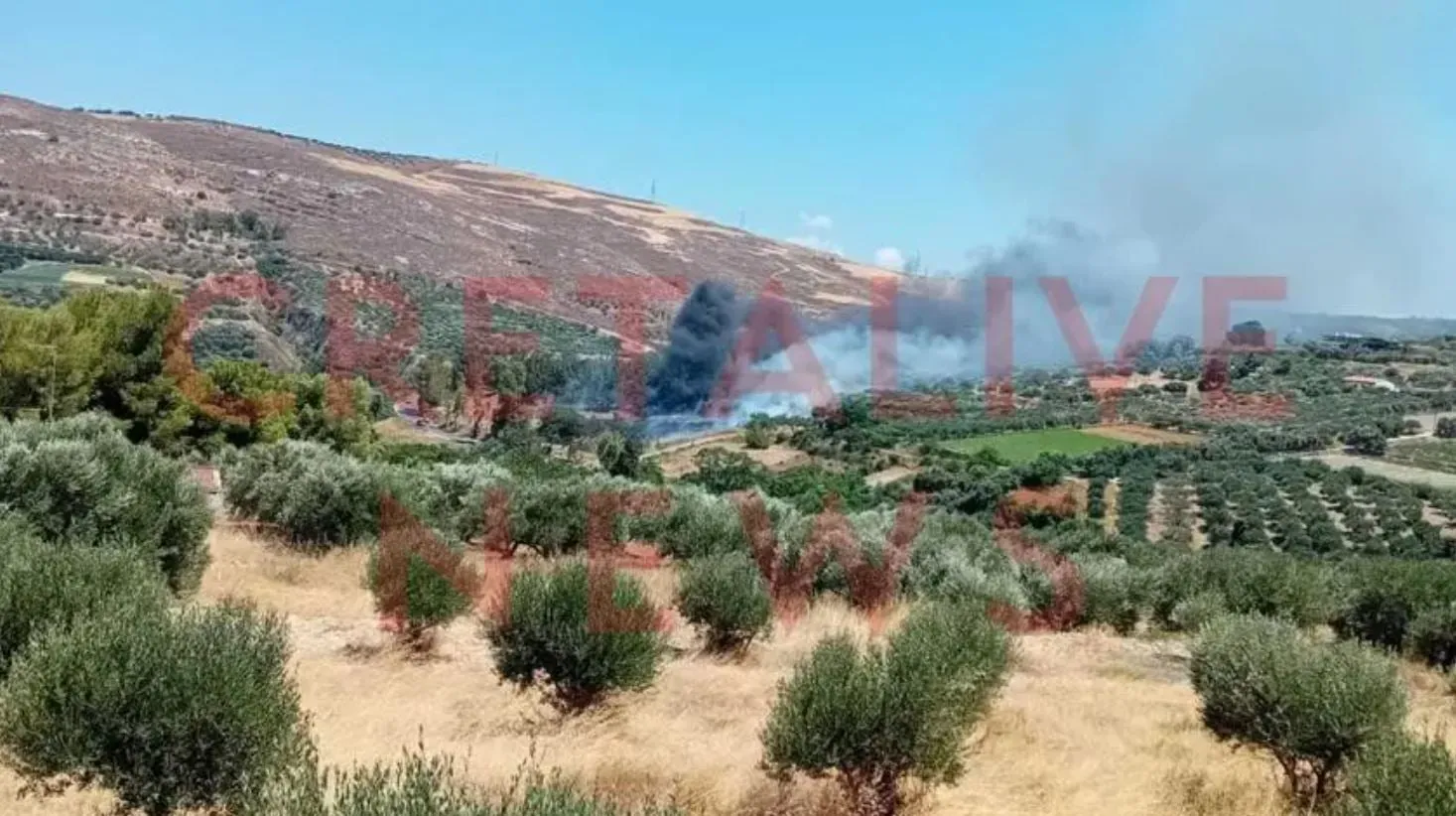 Πυροσβέστες επιχειρούν σε πυρκαγιά κοντά στην Κνωσό