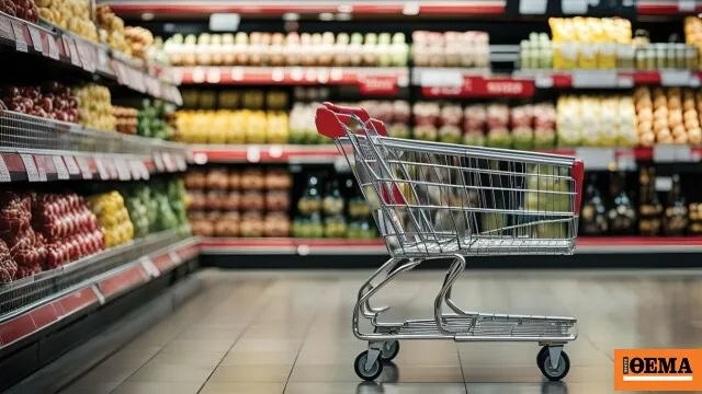 Ράφια σούπερ μάρκετ με προϊόντα και τιμές