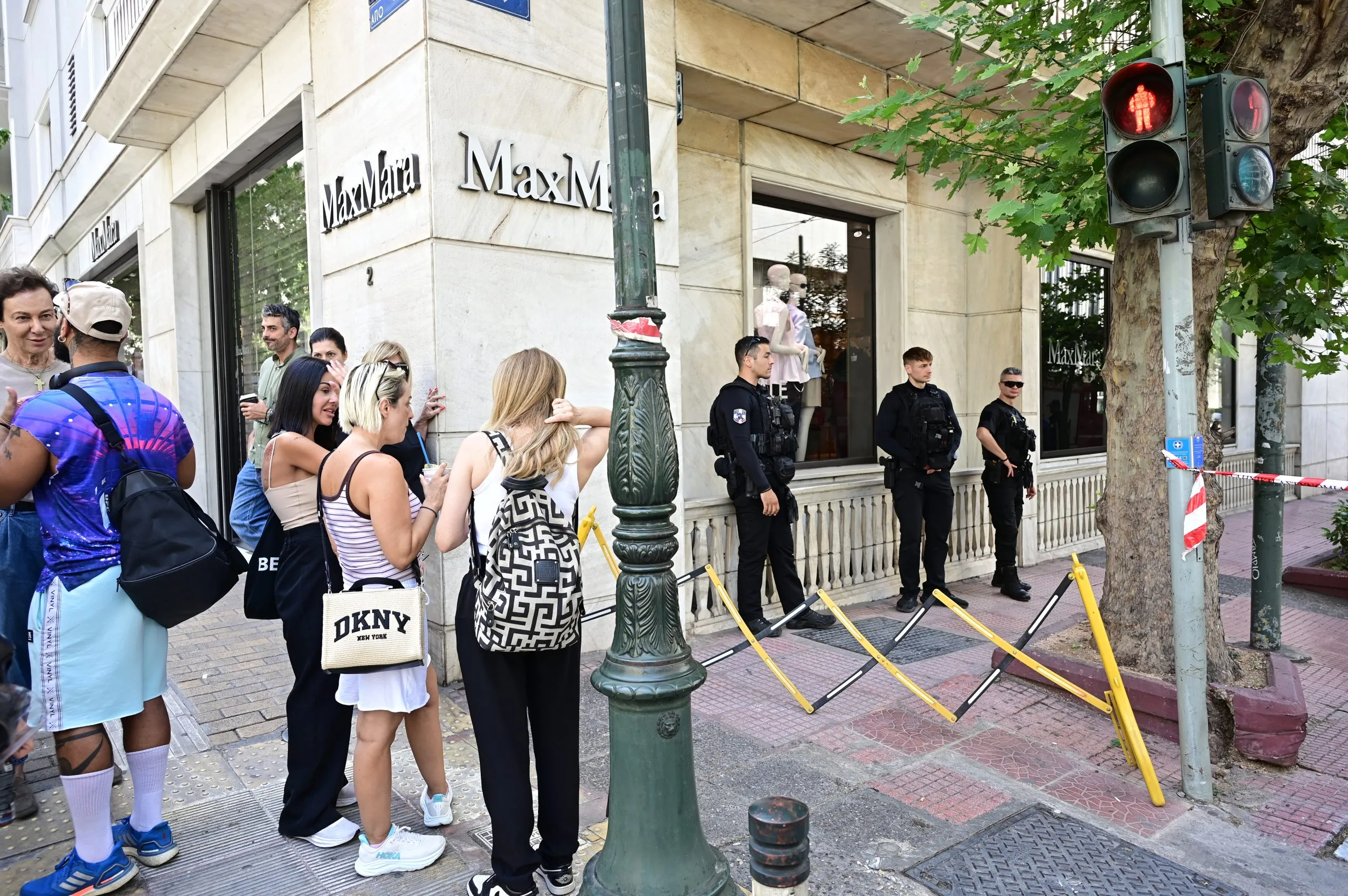 Αστυνομικοί έξω από τη γαλλική πρεσβεία στην Αθήνα