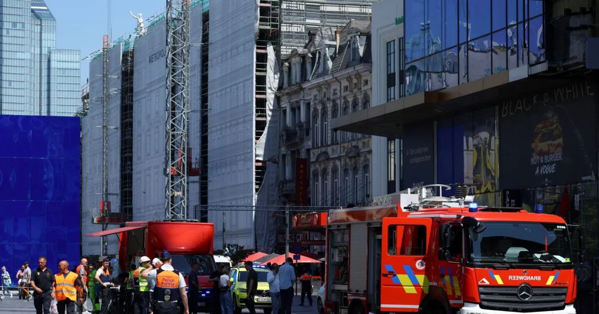 Πυροσβέστες επιχειρούν σε φλεγόμενο κτίριο στις Βρυξέλλες
