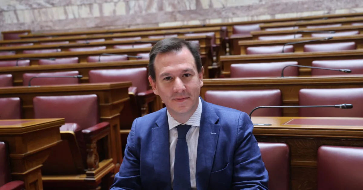 Πυροσβέστες κατασβήνουν φωτιά στο Καλλίδρομο Φθιώτιδας