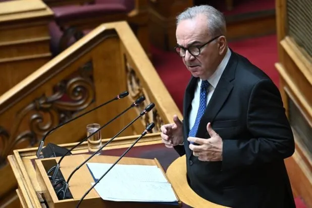 Ηλικιωμένη γυναίκα κρατά χαρτιά σύνταξης χηρείας