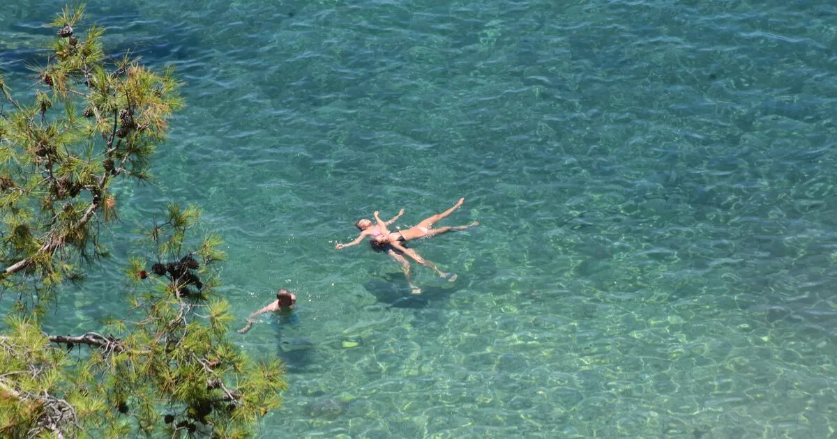 Ήλιος και καλοκαιρινός ουρανός πάνω από ελληνική παραλία