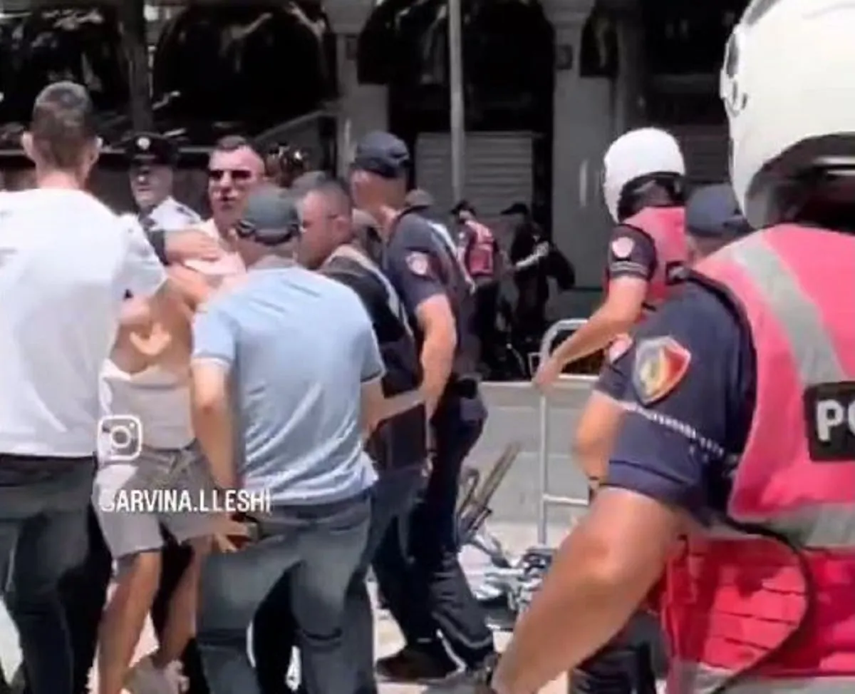 Αστυνομικοί με ασπίδες έξω από το κοινοβούλιο της Αλβανίας στα Τίρανα