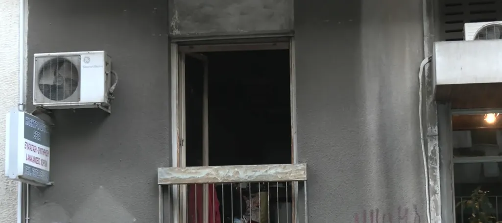 Πυροσβέστες επιχειρούν σε διαμέρισμα στην Καλλιθέα μετά από φωτιά