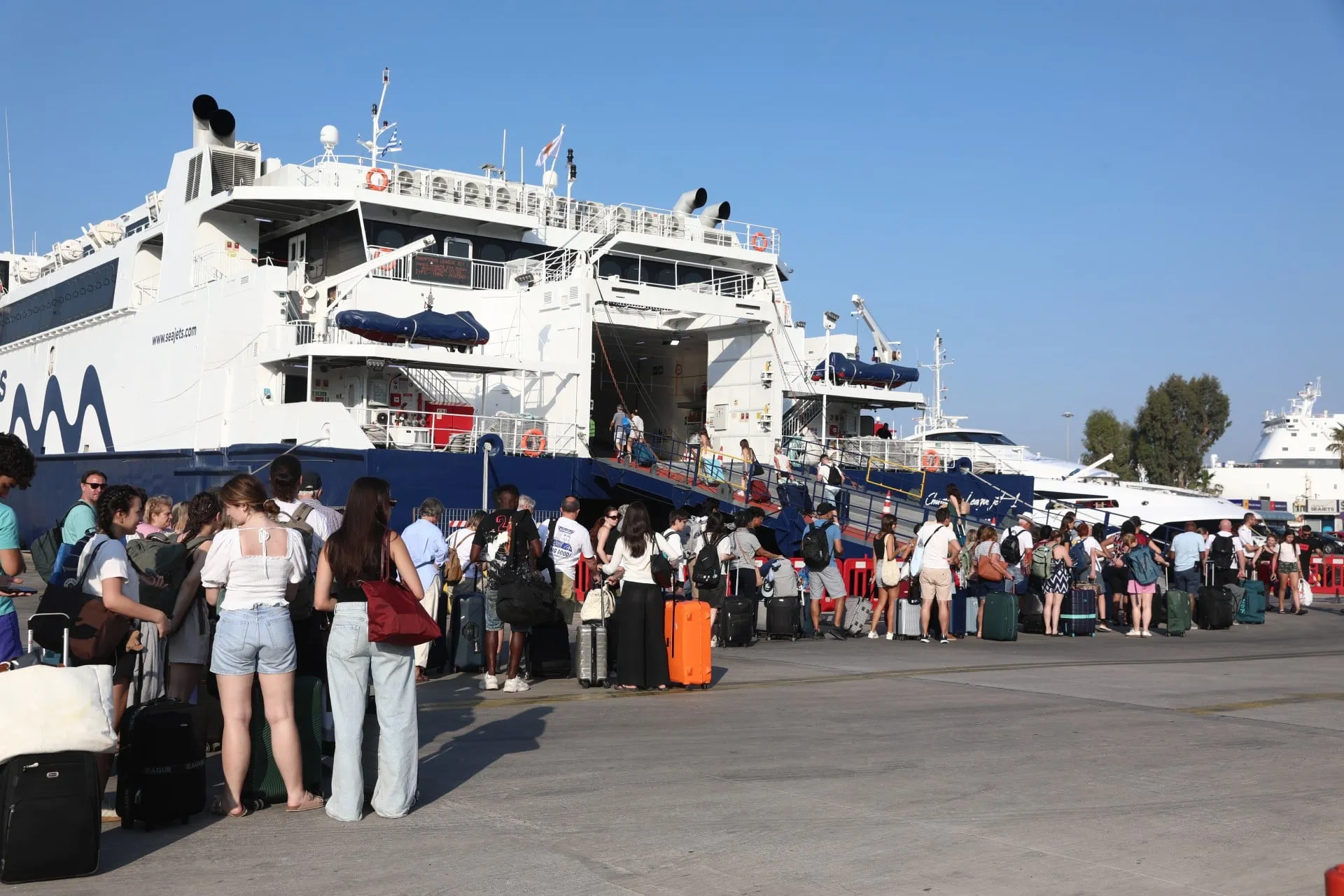 Πλοίο αναχωρεί από λιμάνι με πλήθος επιβατών