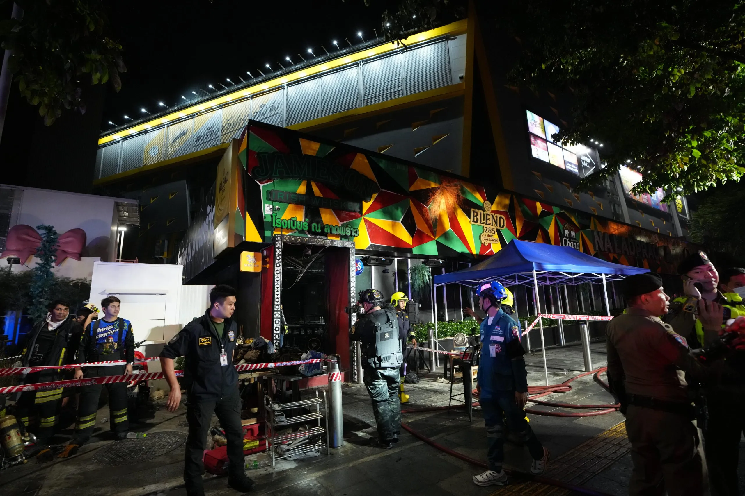 Πυρκαγιά σε παμπ στην Μπανγκόκ με πυκνό καπνό