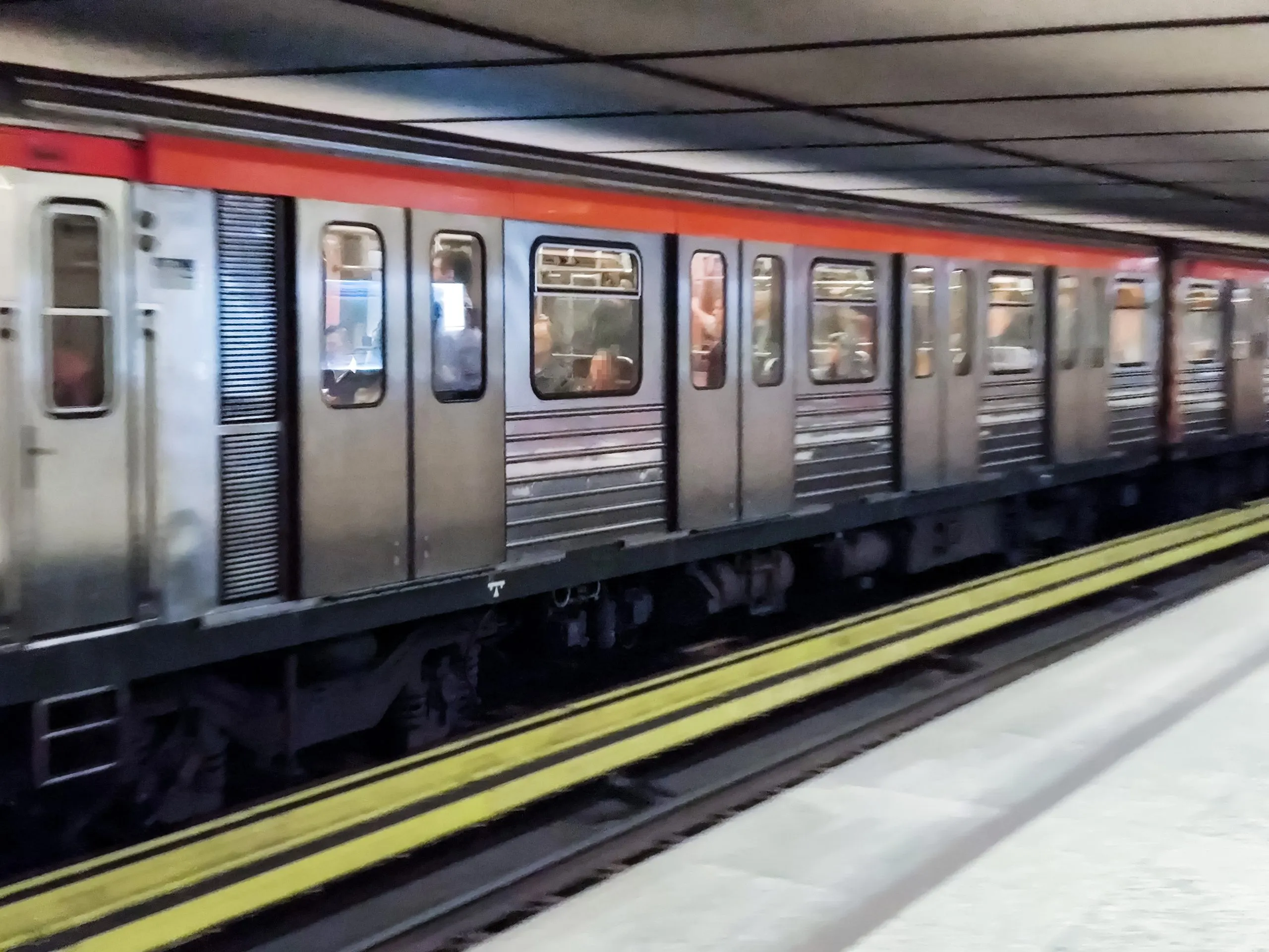 Σταθμός Μετρό Γραμμή 3 Αθήνα βράδυ
