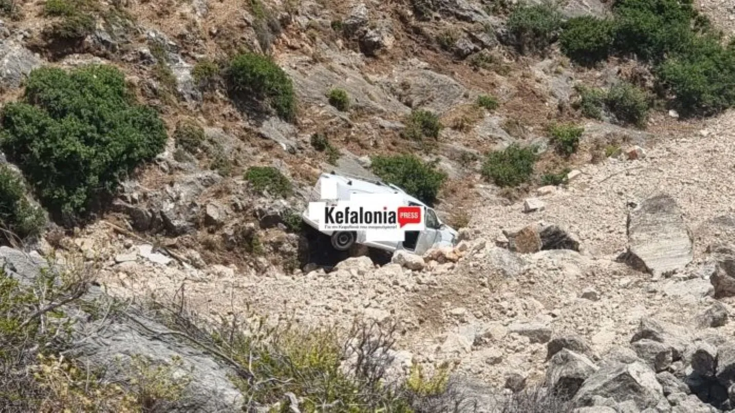 Οδηγός τραμ μέσα στον θάλαμο οδήγησης καπνίζει